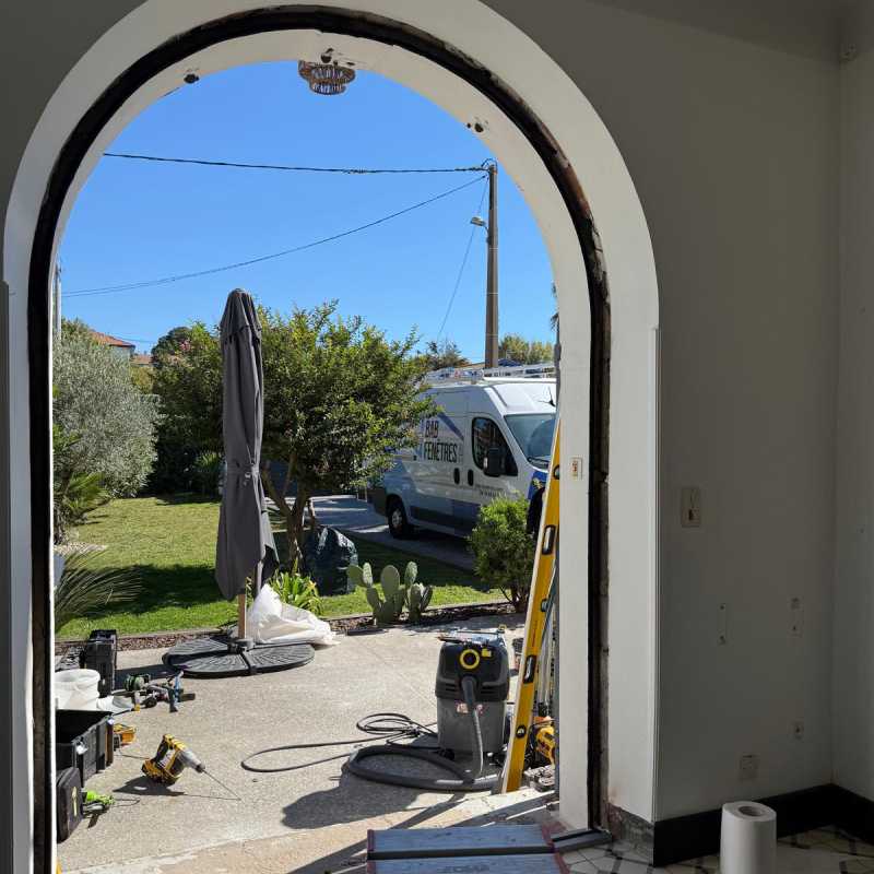 Détail de la fixe latérale cintrée de la porte ATULAM