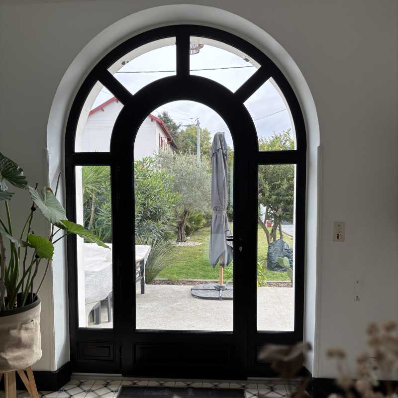 Porte d’entrée ATULAM en bois posée à Boucau par BAB Fenêtres