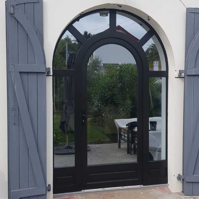 Finitions soignées de la porte d’entrée bois ATULAM