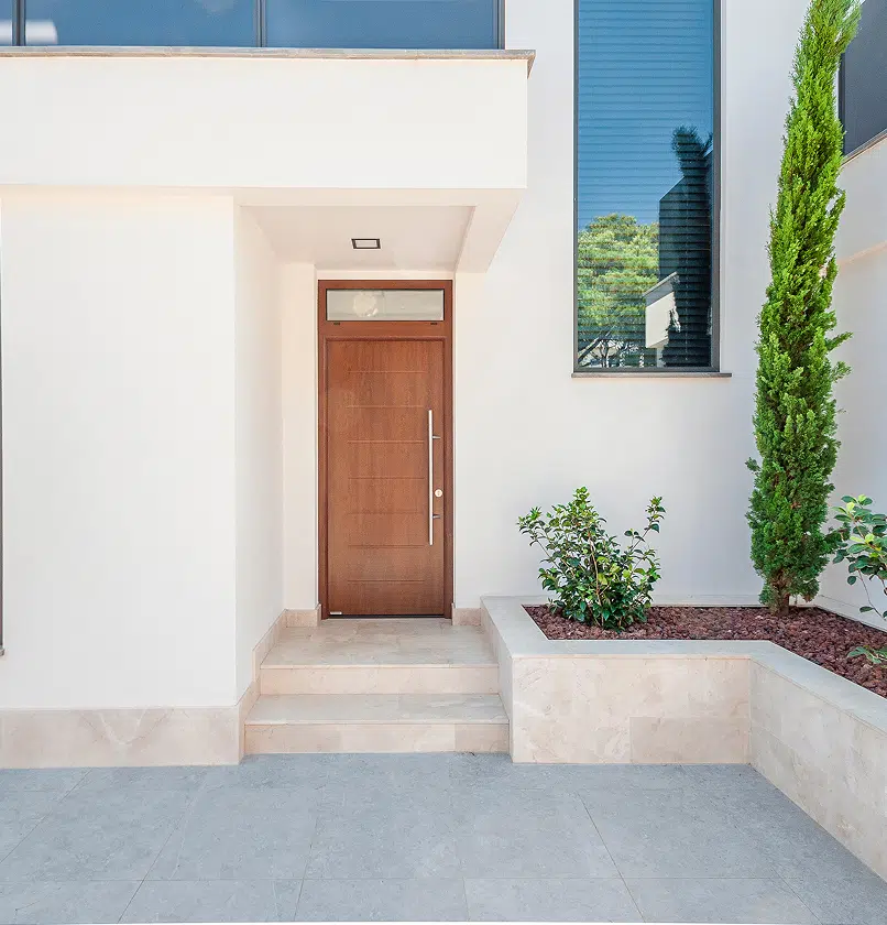 Porte d'entrée contemporaine installée par BAB Fenêtres