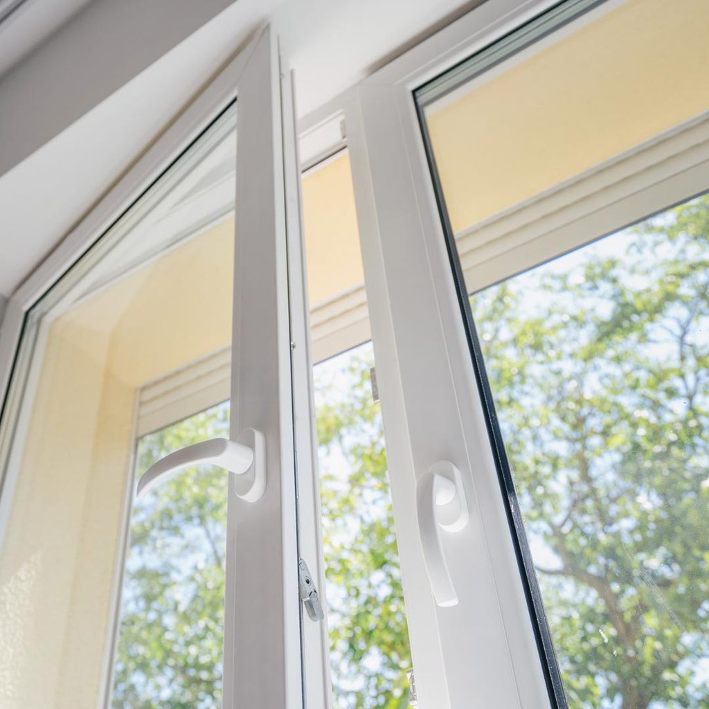 fenetre pvc blanche oscillo battante double vitrage bab fenetres