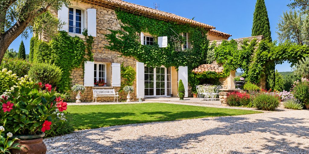 volets battants bois blancs maison pierre bab fenetres