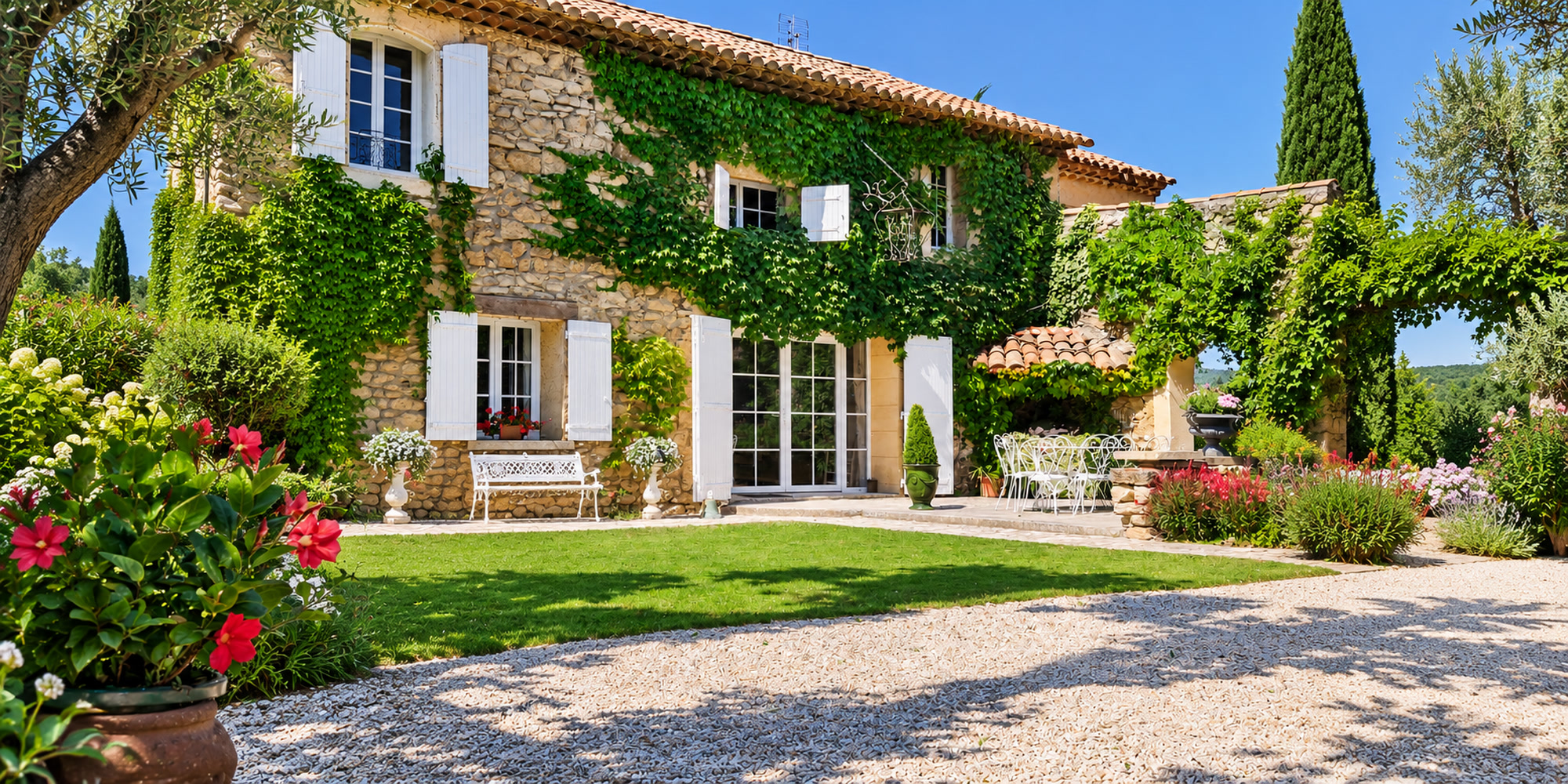 volets battants bois blancs maison pierre bab fenetres