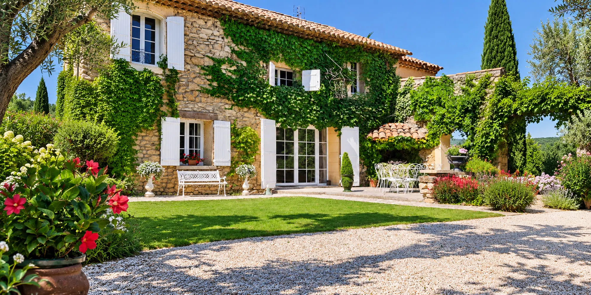 volets battants bois blancs maison pierre bab fenetres